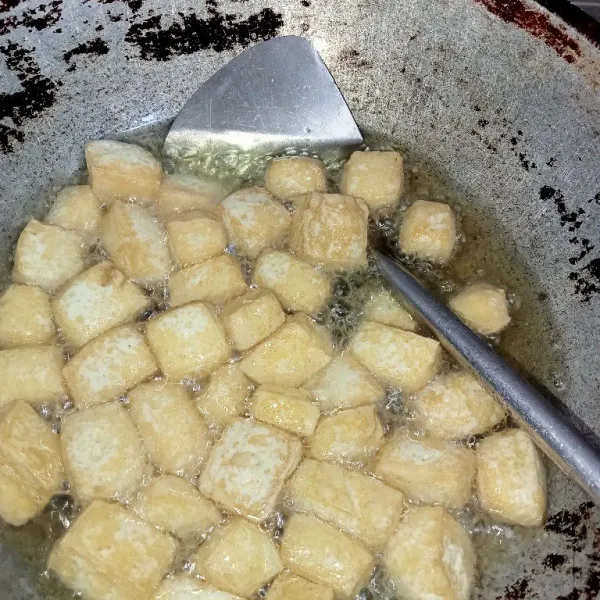 Potong dadu tempe dan tahu kemudian goreng hingga berkulit, sisihkan.