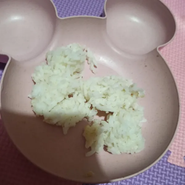 Siapkan nasi, beri mayonaise. Aduk rata.