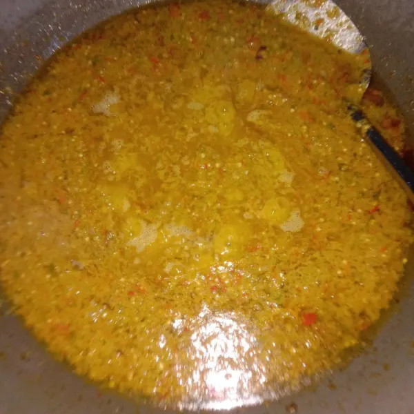 tumis bawang dan cabai yang sudah dihaluskan lalu masukkan irisan jengkol.