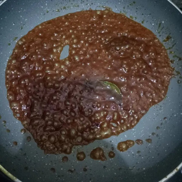 Masak hingga gula larut dan terkaramelisasi. Kalau sudah kental matikan api dan biarkan dingin.