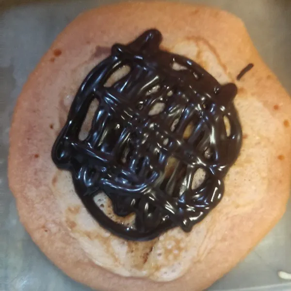 Ambil 1 buah pancake, beri selai coklat, ratakan kemudian tumpuk dengan pancake berikutnya.