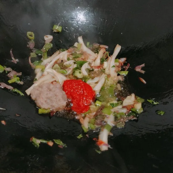 Masukan daun bawang, seledri, cabe merah giling dan bawang putih giling. Aduk rata.