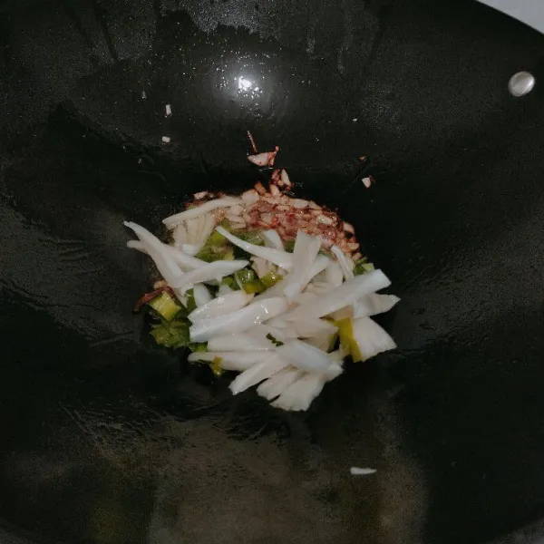 Tumis bawang merah hingga harum, lalu masukkan jamur tiram.