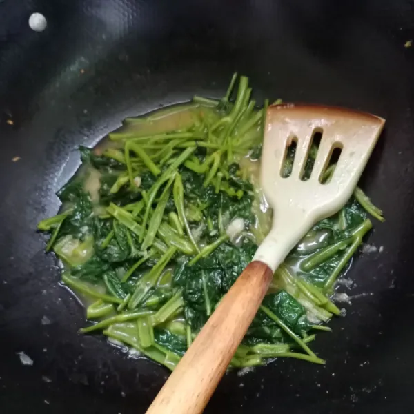 Masak sampai kangkung matang. Cek rasa. Angkat dan sajikan.