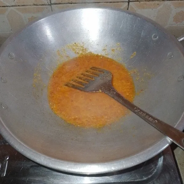 Haluskan bawang putih, bawang merah, dan cabai kemudian tumis hingga harum.