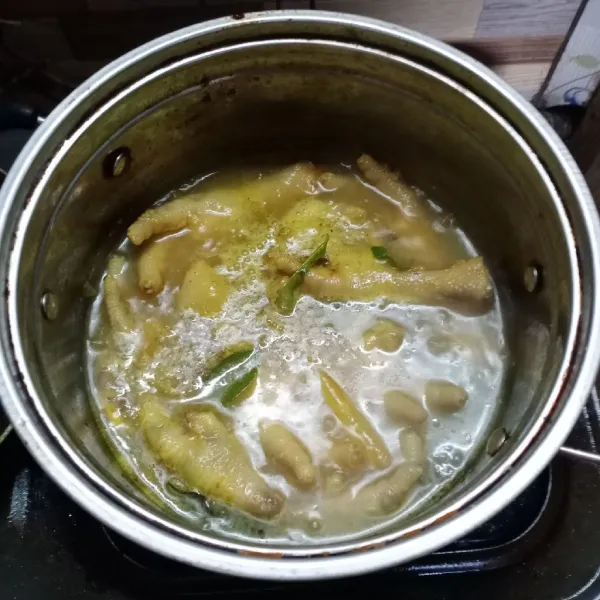 Masak sampai ceker matang. Cek rasa. Angkat dan siap dihidangkan.