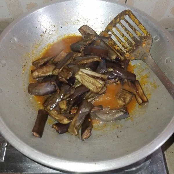 Masukkan terong kemudian aduk hingga tercampur rata.