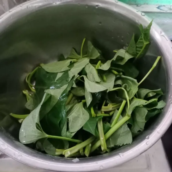 Potong kangkung sesuai selera kemudian cuci bersih.