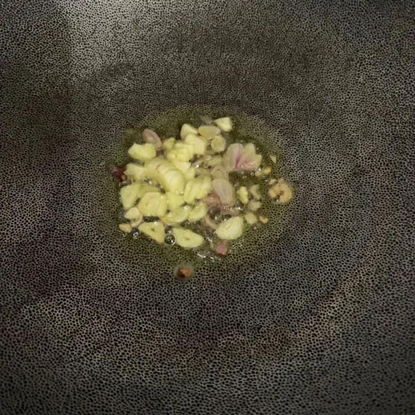 Tumis bawang merah dan bawang putih sampai layu.
