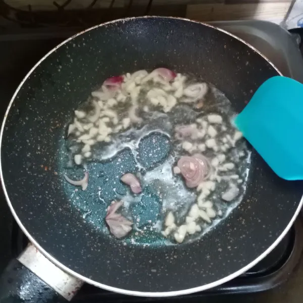 Panaskan minyak, tumis bawang merah dan bawang putih sampai harum.