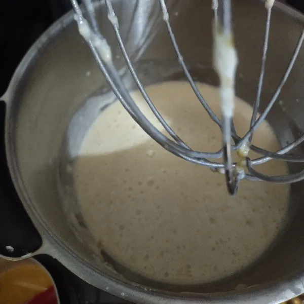 Mixer gula dan telur sampai kental dan pucat. Masukkan tepung terigu dan susu uht.