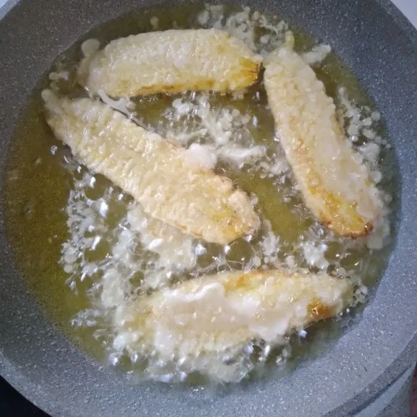 Panaskan minyak, masukkan pisang ke dalam adonan tepung, kemudian goreng pisang dengan api kecil sampai kuning kecoklatan.