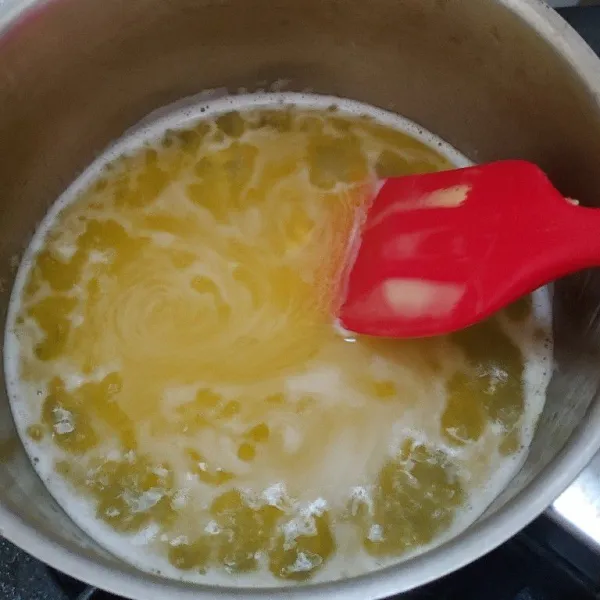 Didihkan air, masukkan margarin dan garam, masak sampai mendidih.