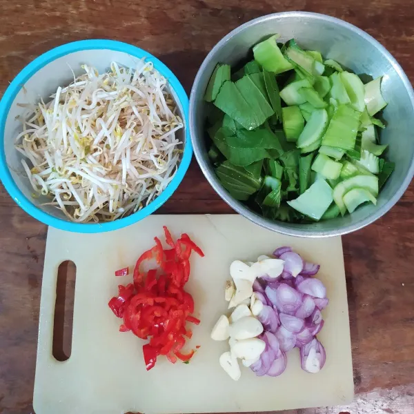 Siapkan irisan bawang merah, bawang putih, cabe, tauge, dan pokcoy yang sudah diiris.