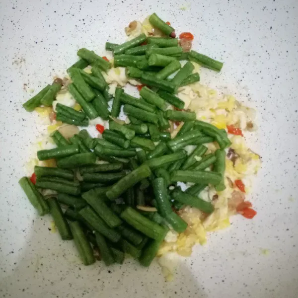 Masukkan kacangnya. Besarkan api pada kompor.