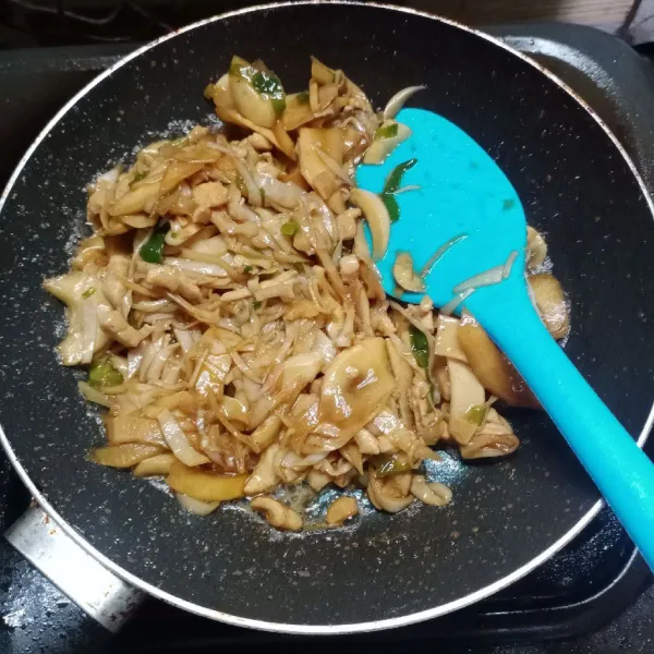 Masak sampai bumbu meresap. Cek rasa. Angkat.