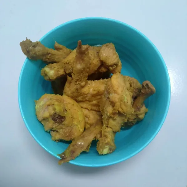 Kemudian siaihkan ayam.