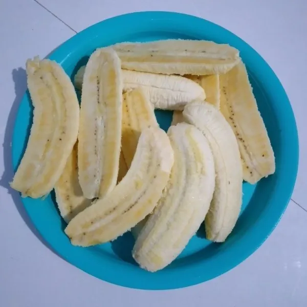 Siapkan pisang, belah menjadi 2 bagian atau sesuai selera.