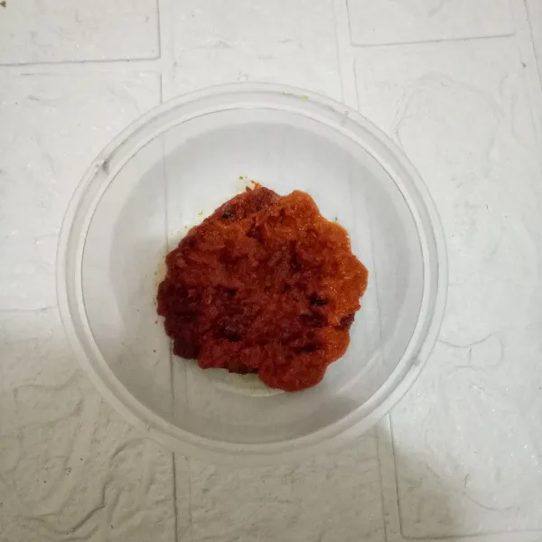 Haluskan bumbu (cabe merah keriting, cabe rawit, bawang putih dan bawang merah).