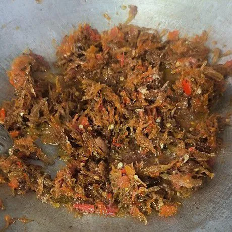 Setelah kering, goreng bumbu sampai harum lalu campur dengan ikan teri.