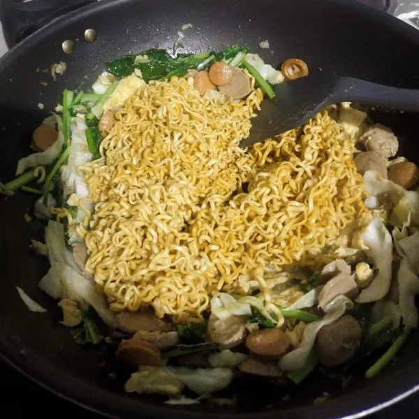 Masukkan mie, aduk rata. Tambahkan kecap manis, aduk rata dan jangan lupa koreksi rasa.