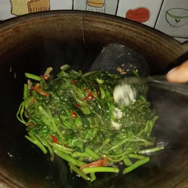 Terakhir tambahkan garam, kaldu bubuk, dan saus tiram. masak hingga wangi dan matang.