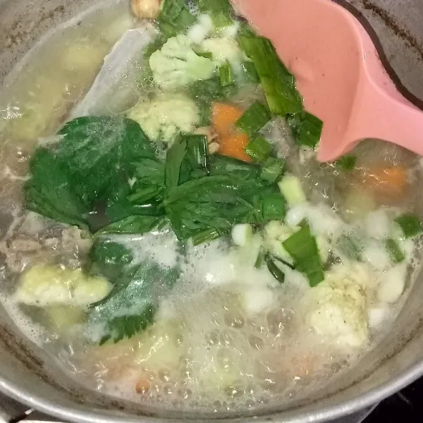 Setelah itu masukkan bawang prei dan seledri aduk rata. Tes rasa dan matikan api, sajikan.