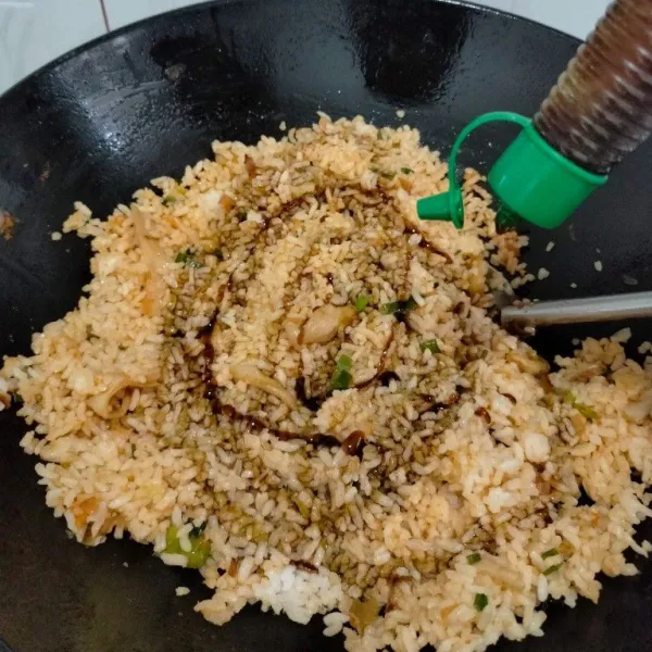 Beri kecap manis, kaldu bubuk, lada bubuk, garam, dan saus tiram, Aduk kembali hingga rata.