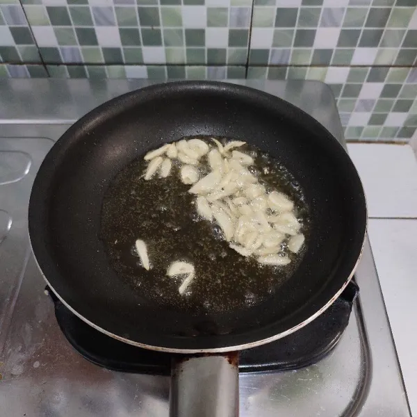 Goreng bawang putih hingga garing lalu tiriskan.