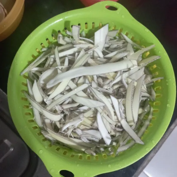 Iris kecil jantung pisang ambil bagian yang mudah nya saja.
