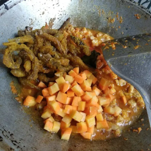 Masukkan tempe, wortel, dan ikan. Tambahkan air secukupnya. Beri garam, gula, dan kaldu bubuk secukupnya. Masak hingga bumbu meresap dan air menyusut. Koreksi rasa.