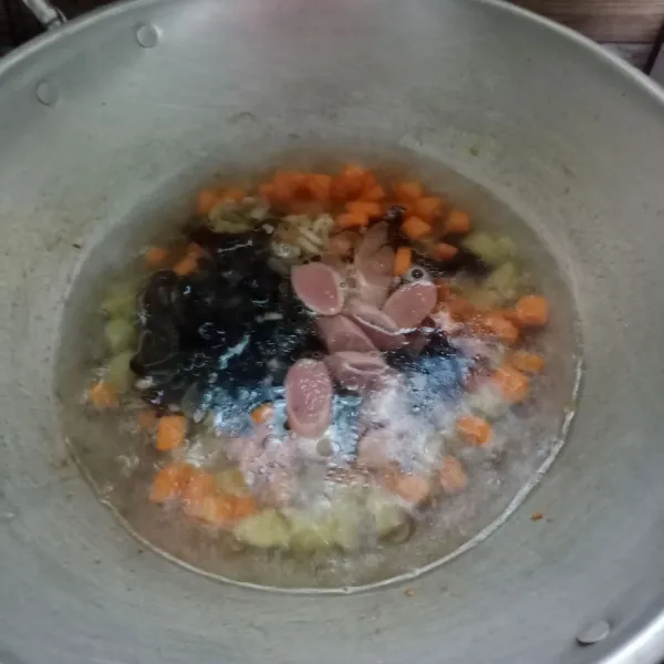 Kemudian masukkan kentang, jamur kuping dan sosis. Masak sampai empuk.