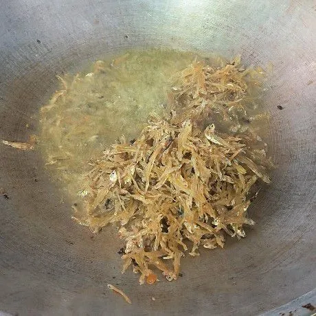 Sebelum digoreng ikan teri dicuci terlebih dahulu lalu goreng kering.