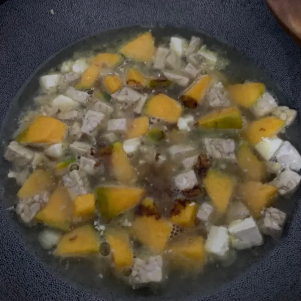 Tambahkan kecap manis. Masak selama 7 menit dan siap di sajikan.