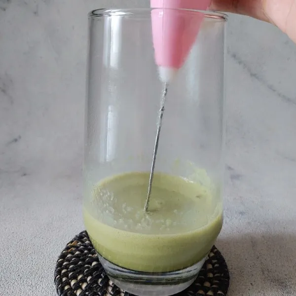Mixer matcha dan cream sampai kental dan berjejak.