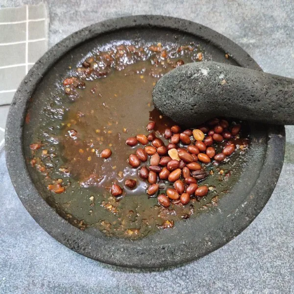 Masukkan kacang goreng, ulek.