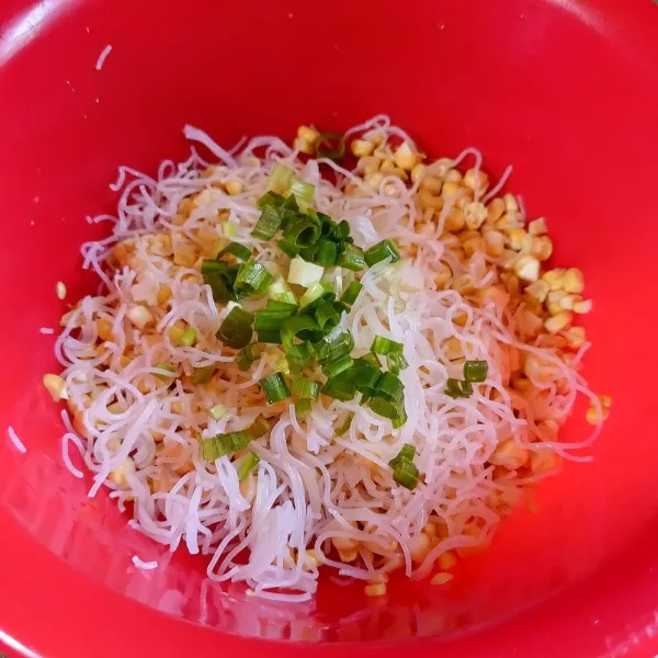 Kemudian masukkan bihun dan irisan daun bawang.