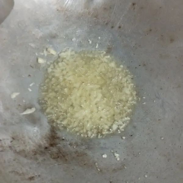 Tumis bawang putih sampai harum dan sedikit kecoklatan.