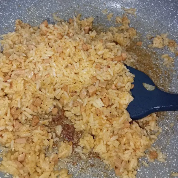 Tambahkan lada, saus tomat, kecap manis, garam dan kaldu jamur kemudian aduk rata.