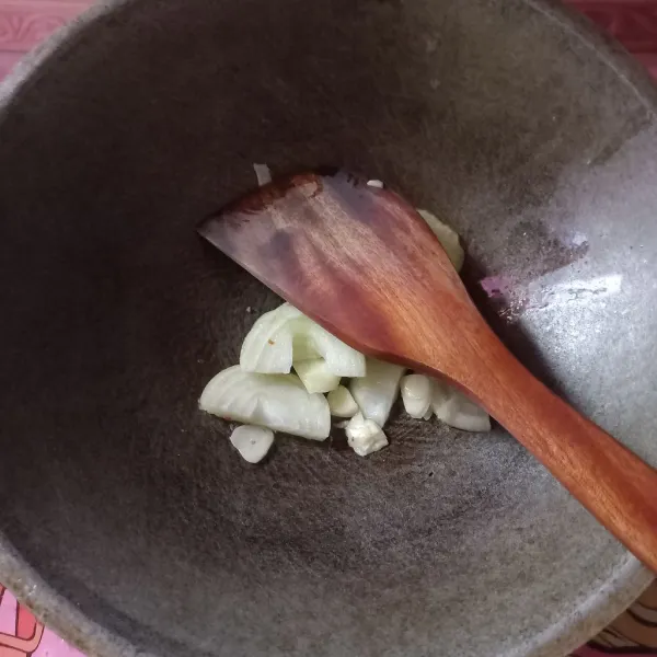 Siapkan saus gochujang, tumis irisan bawang bombai dan bawang putih hingga harum.