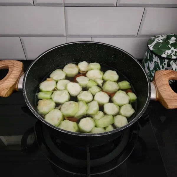 Masukkan sayuran ke dalam panci. Lalu tambahkan garam. Masak hingga matang.
