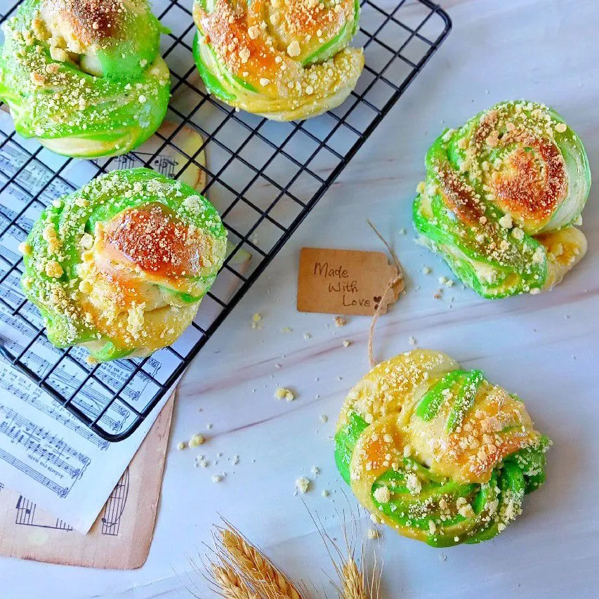 Twister Pandan Crumble Bread