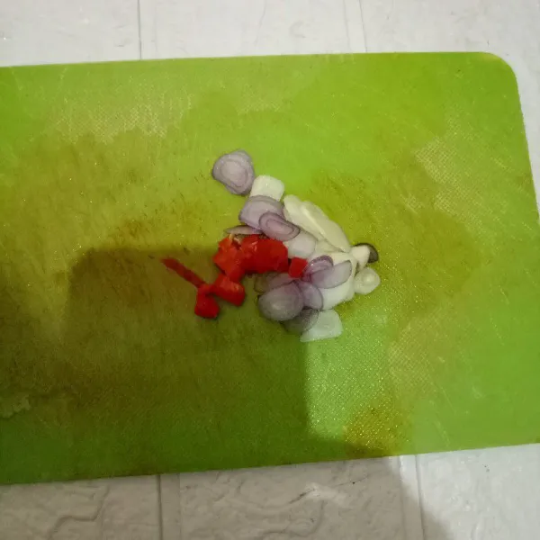 Iris-iris bawang putih, bawang merah dan cabe.
