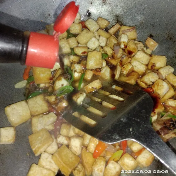 Tambahkan kecap manis, saus tiram, garam dan kaldu bubuk. Masak sampai air asat dan bumbu meresap. Angkat dan sajikan.