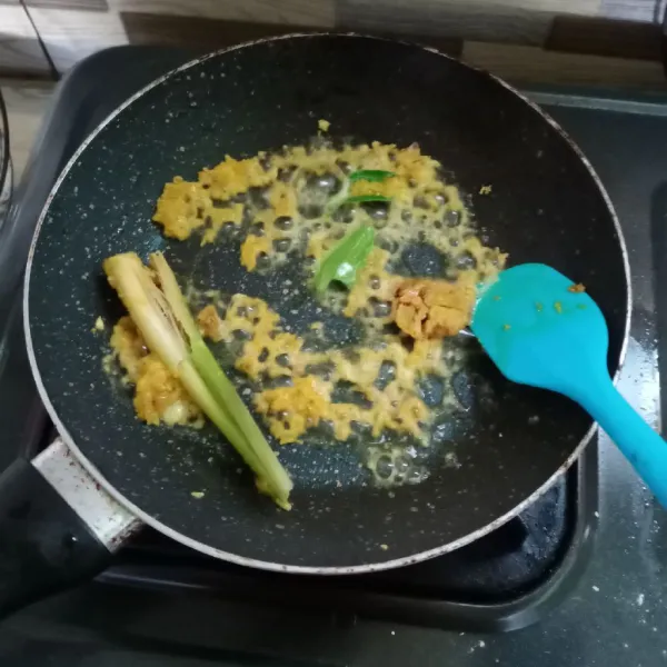 Tumis bumbu halus sampai harum. Masukkan serai, lengkuas dan daun jeruk. Tumis sampai bumbu matang.
