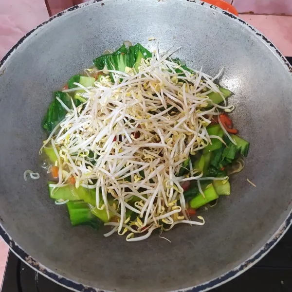 Masukkan tauge, aduk dan masak sebentar saja. Koreksi rasa.