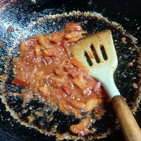 Masukkan tomat, aduk rata. Bumbui dengan garam, gula dan kaldu bubuk. Masak sampai tomat layu. Cek rasa.