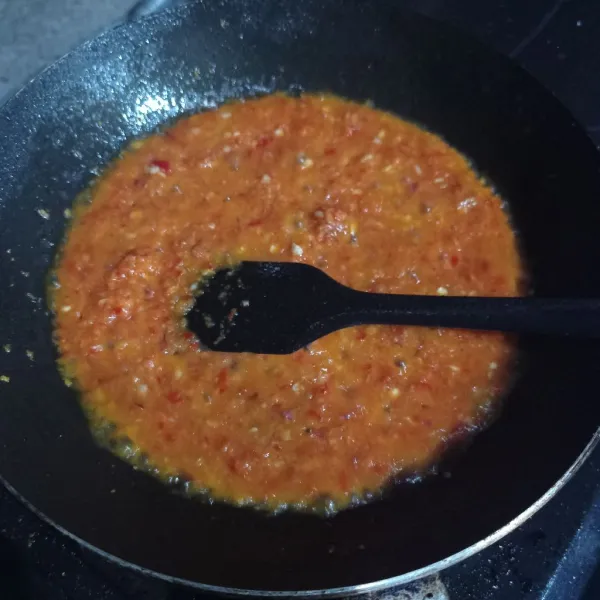 Tumis bumbu halus sampai matang.
