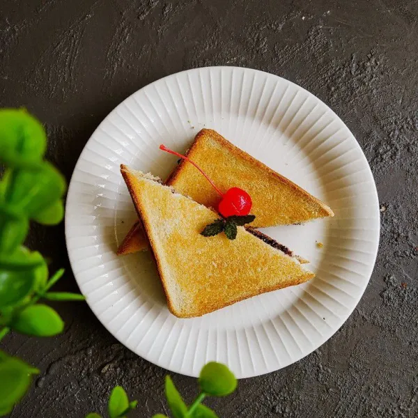 Angkat lalu potong roti menjadi 2 bagian. Sajikan.