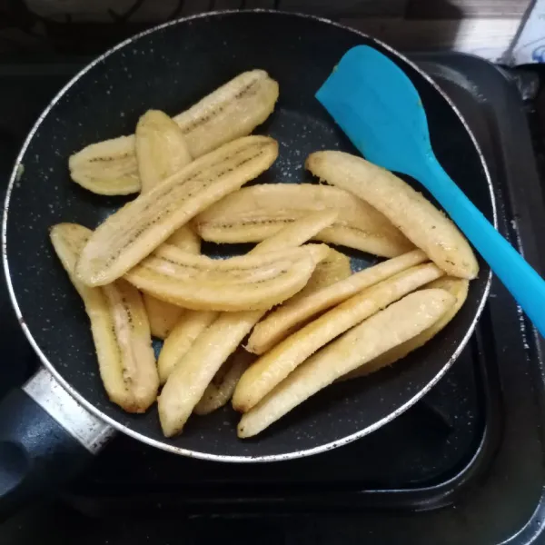 Belah pisang menjadi 2 bagian. Kemudian tumis sebentar menggunakan margarin. Sisihkan.